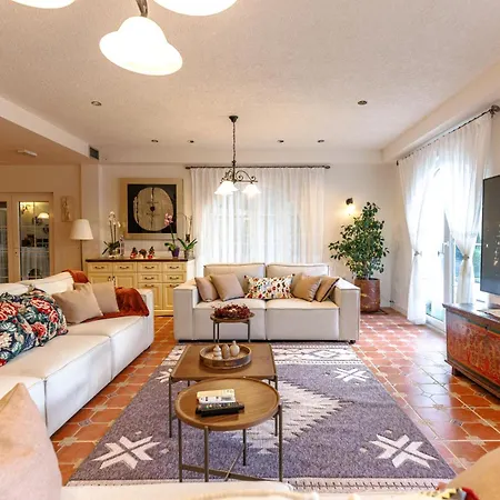 Bujtina E Diellit Boutique וילה *