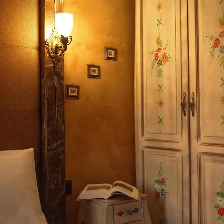 Bujtina E Diellit Boutique Villa *