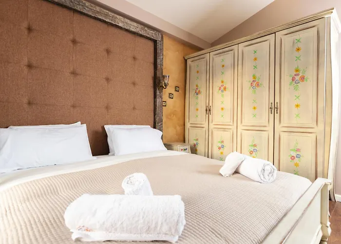 Bujtina E Diellit Boutique * טיראנה