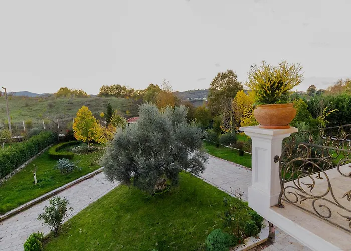 Bujtina E Diellit Boutique Villa *