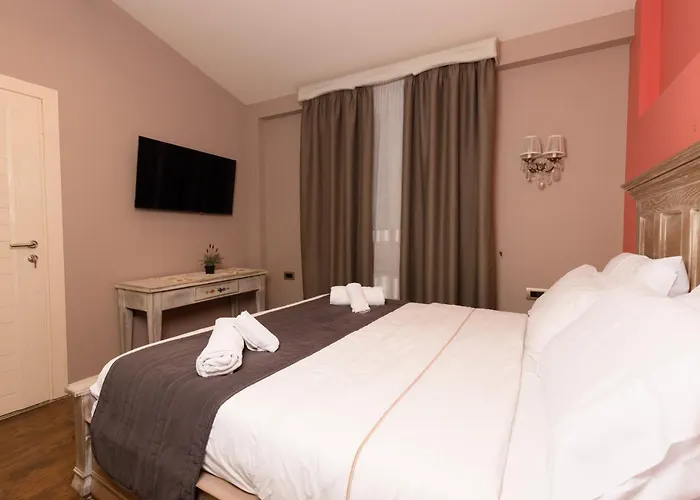 Bujtina E Diellit Boutique * טיראנה